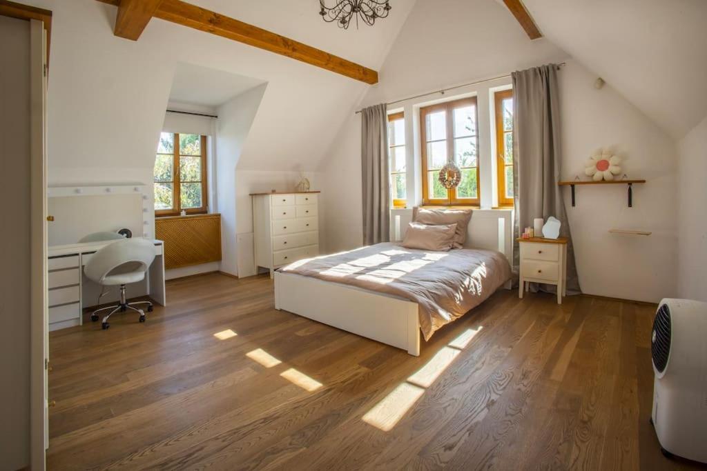 7 Bedroom Secluded Villa Close To Prague Říčany المظهر الخارجي الصورة