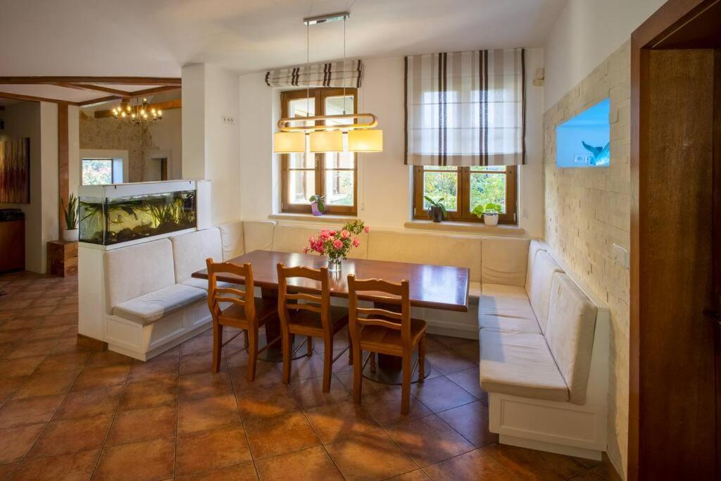 7 Bedroom Secluded Villa Close To Prague Říčany المظهر الخارجي الصورة